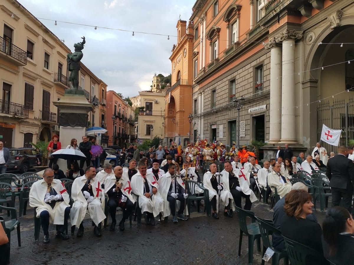 Cavalieri templari riuniti in piazza a Salerno