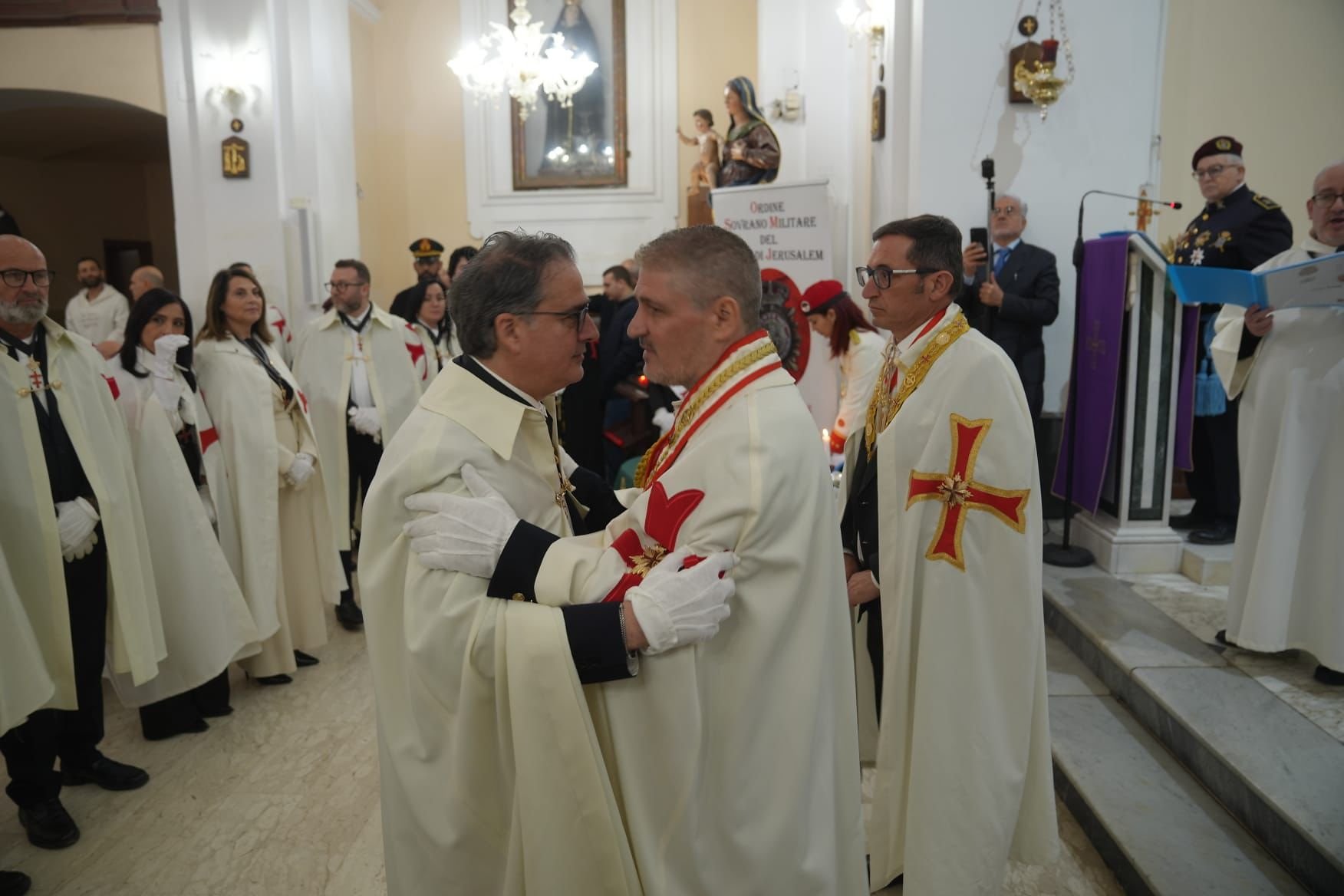 Due cavalieri si abbracciano durante la cerimonia