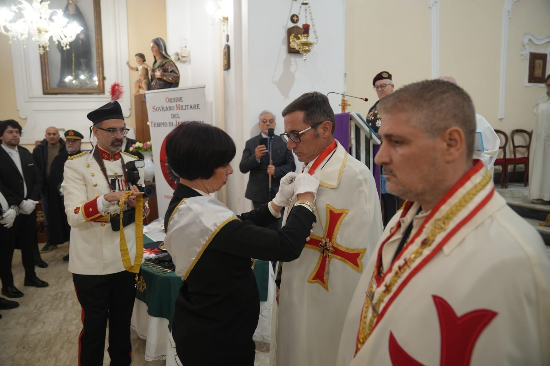 Consegna dell'insegna durante la cerimonia