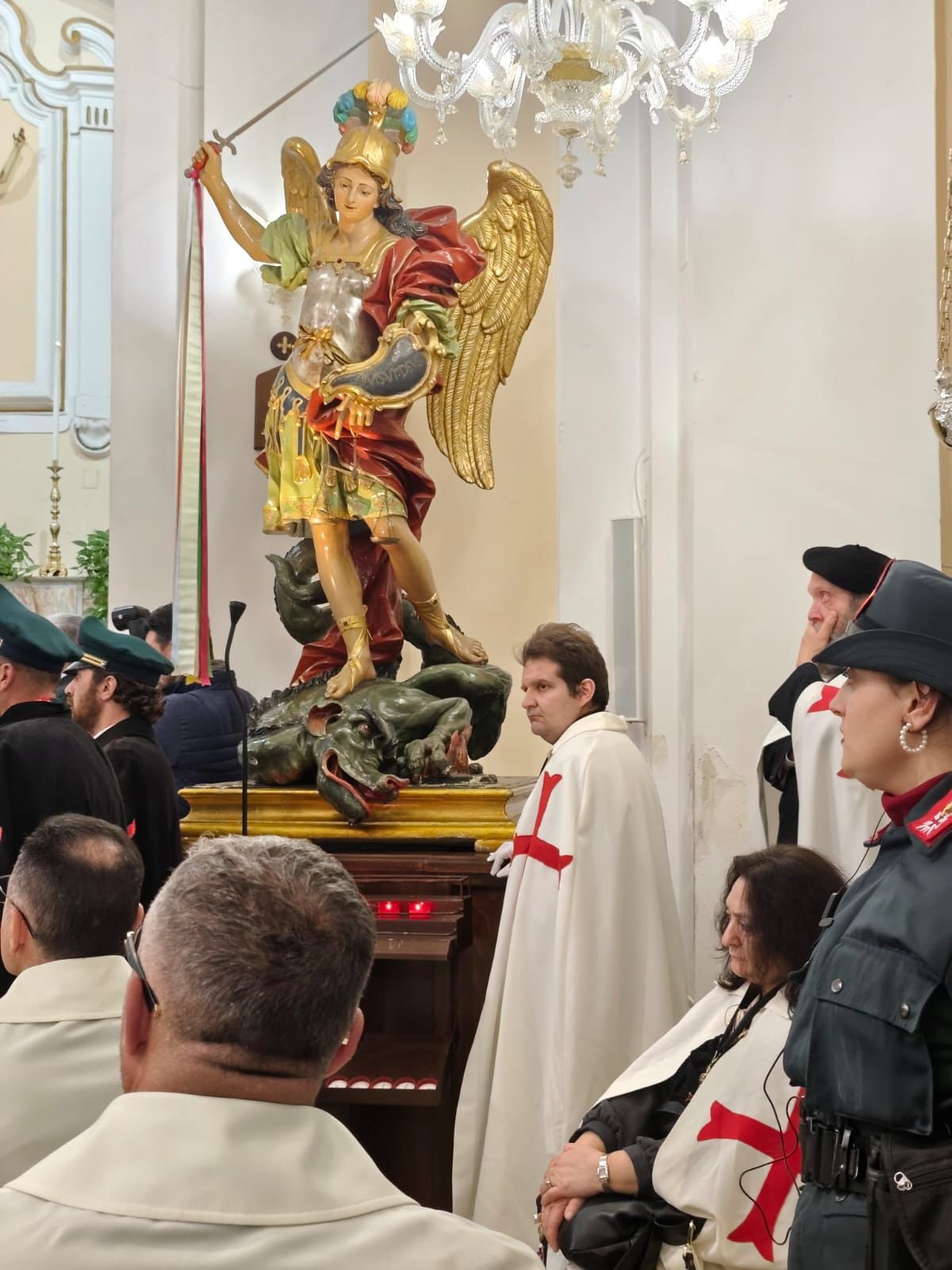 Statua di San Michele Arcangelo durante la cerimonia templare