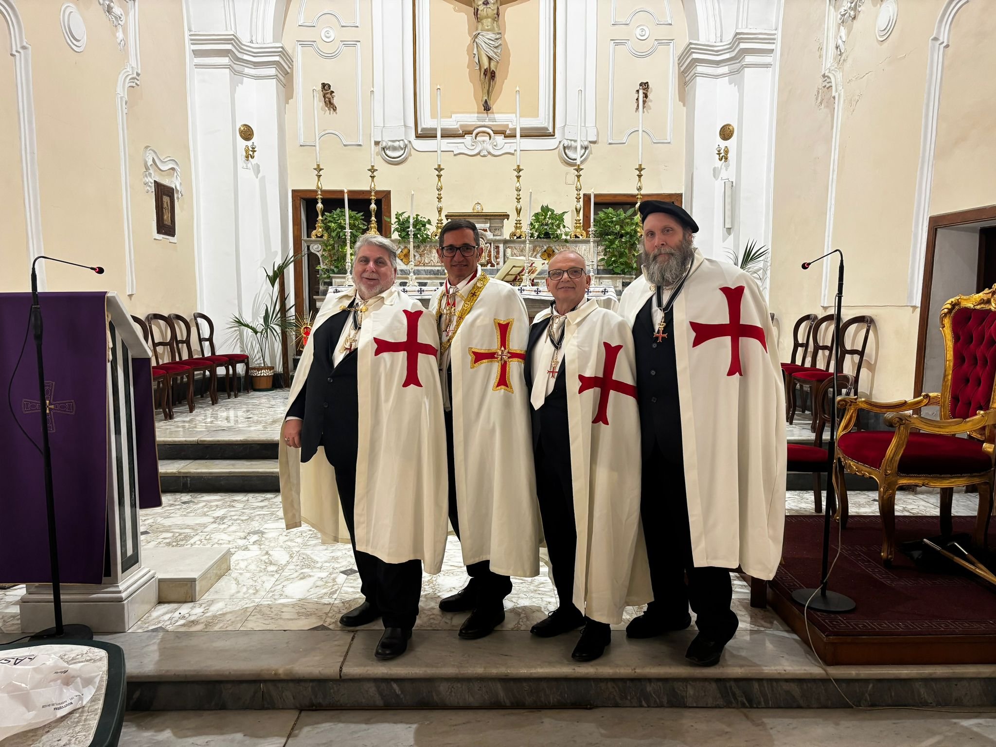 Quattro cavalieri templari posano davanti all'altare