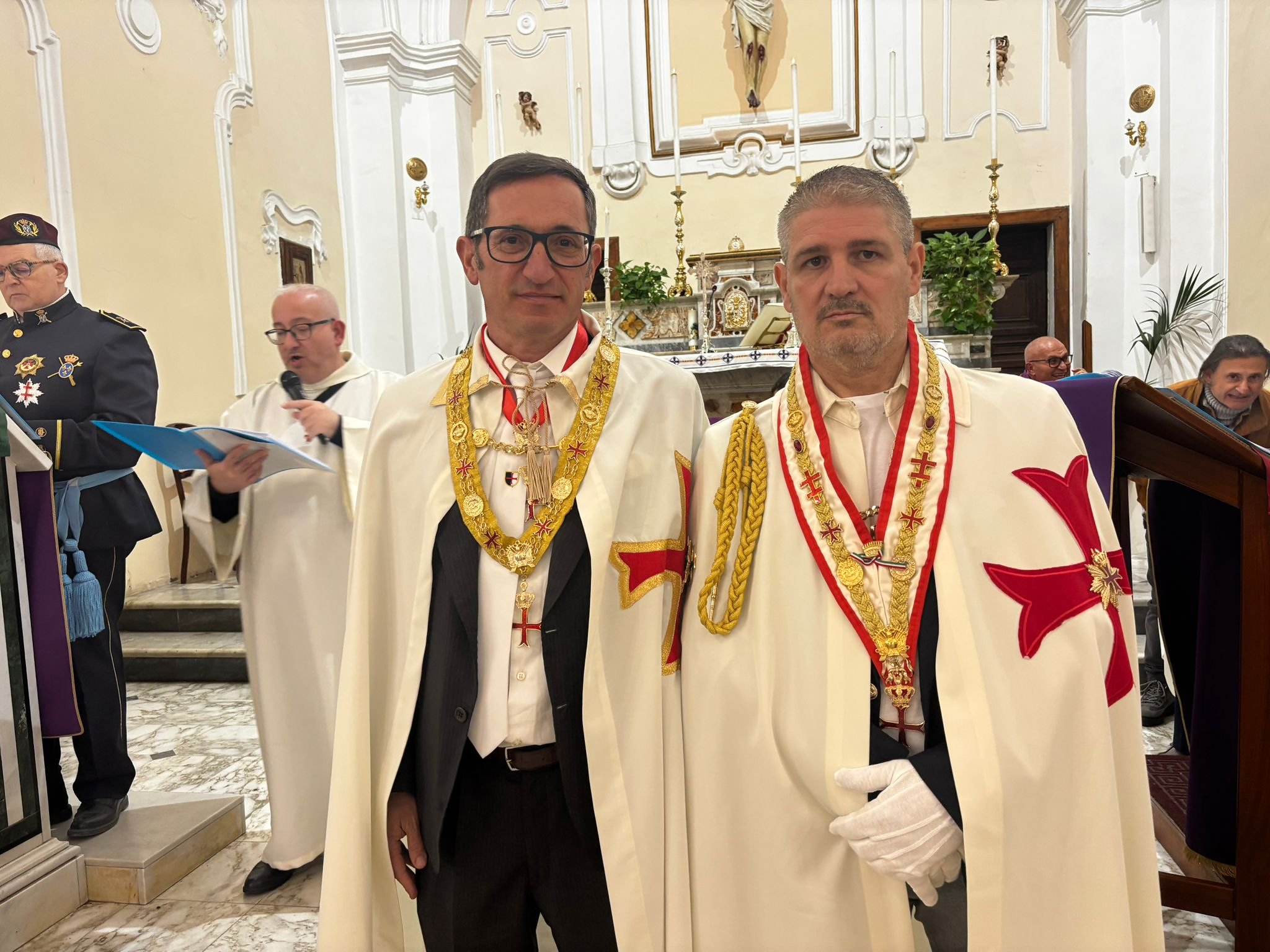Dignitari templari con catene di gran maestro