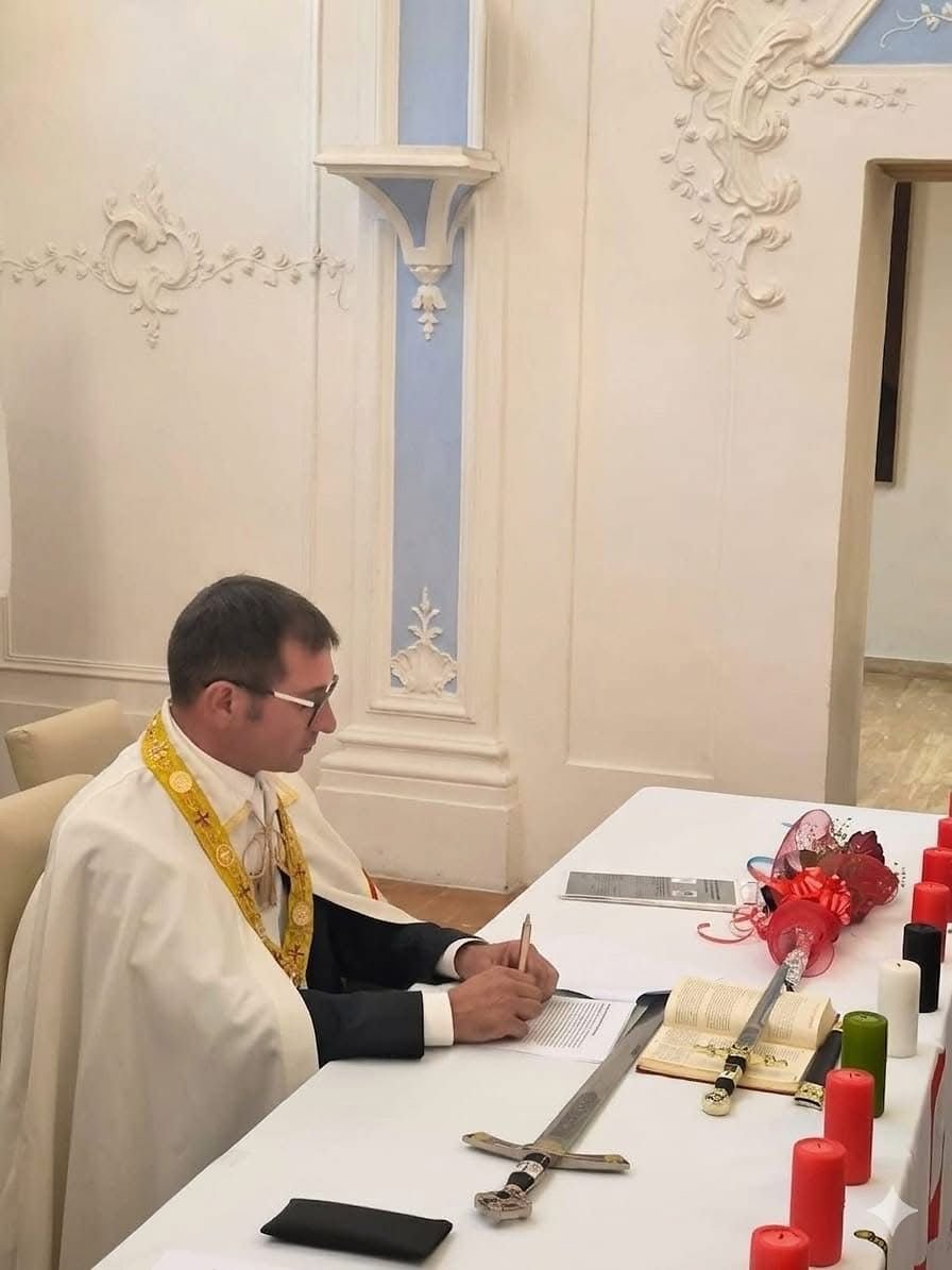 Cavalieri schierati nella navata della chiesa durante il rito di investitura