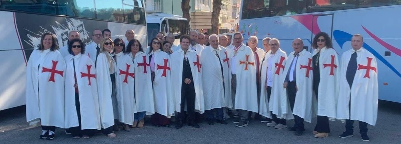 Gran Maestro e confratello in selfie davanti alla statua della Madonna col Bambino