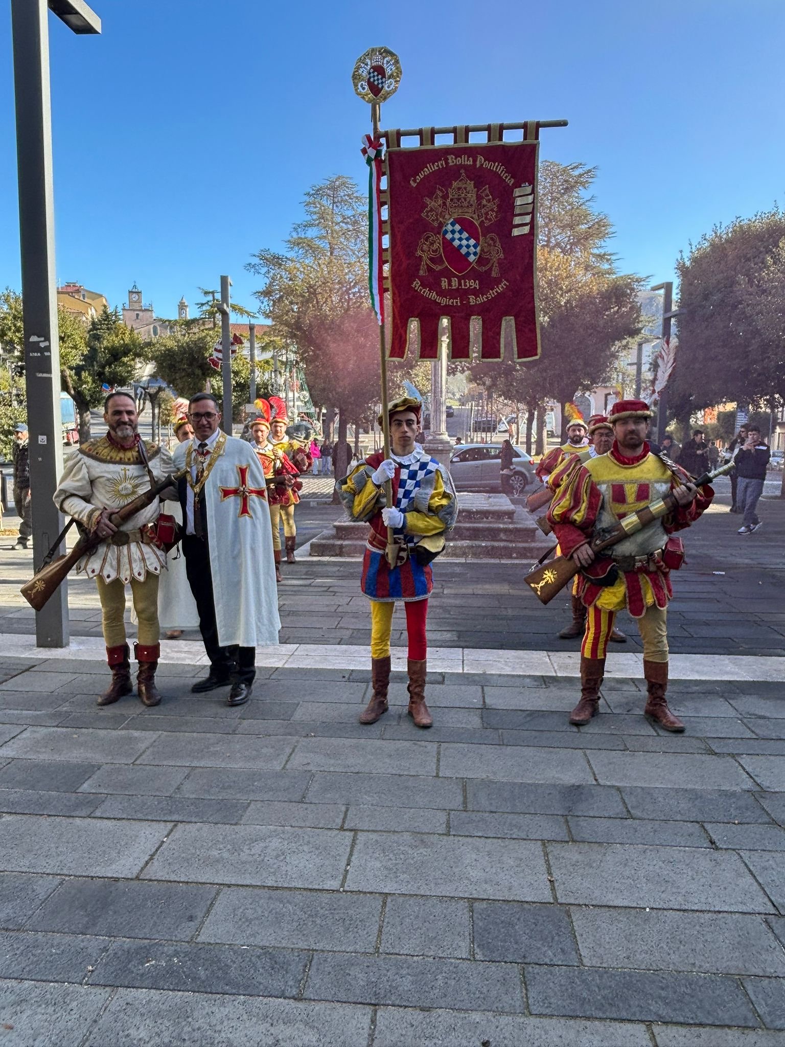 Cavalieri e figuranti in processione storica