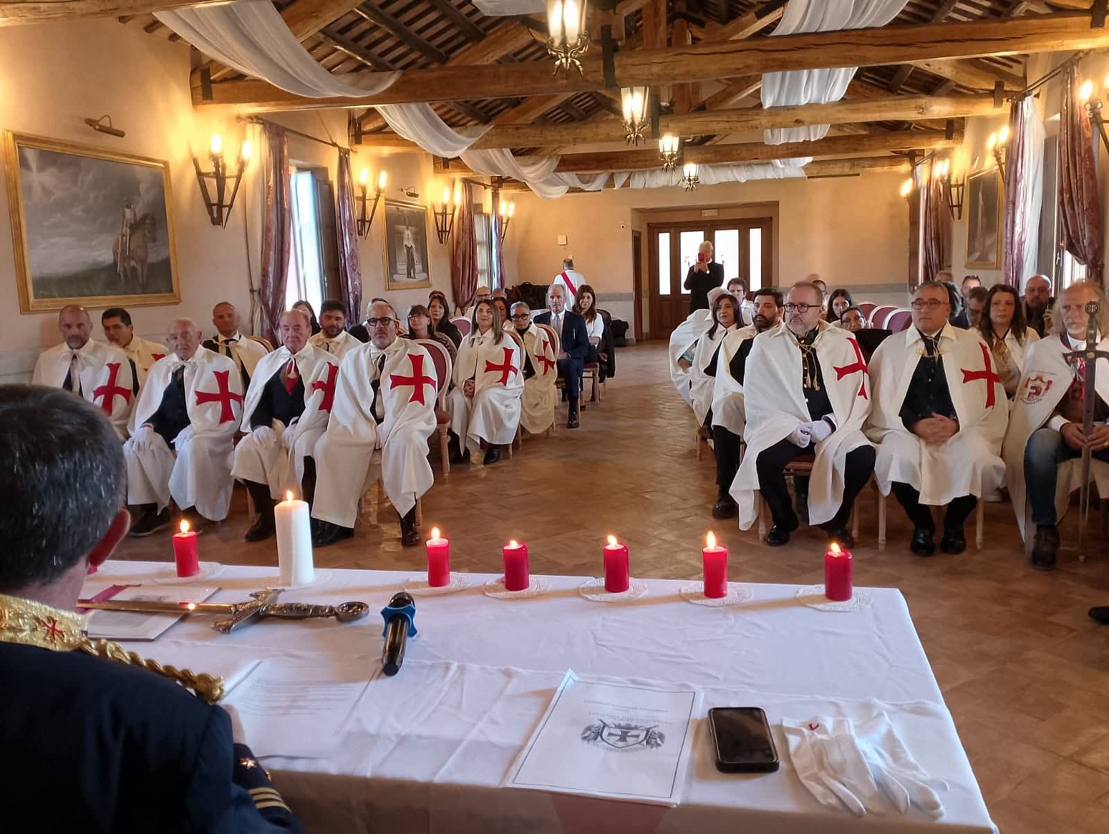 Capitolo dell'Ordine con cavalieri in assemblea solenne