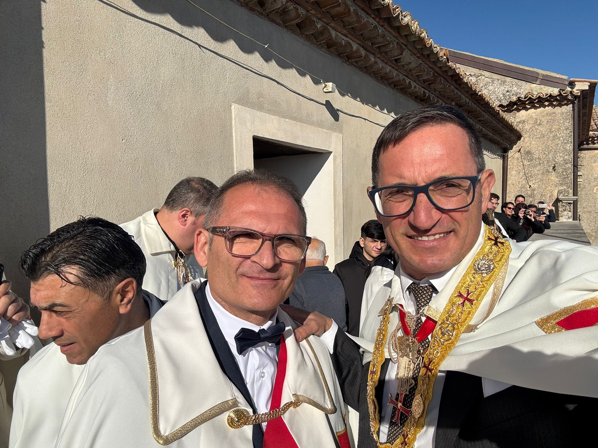 Assemblea solenne dei cavalieri templari con candele rosse